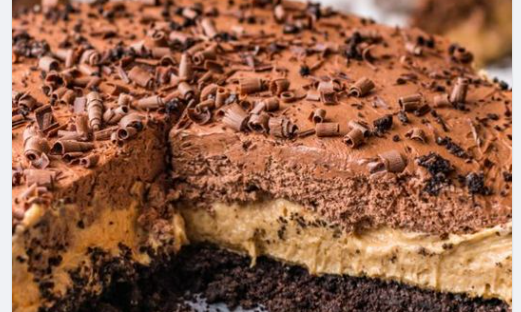 NO BAKE CHOCOLATE PEANUT BUTTER PIE WITH OREOS