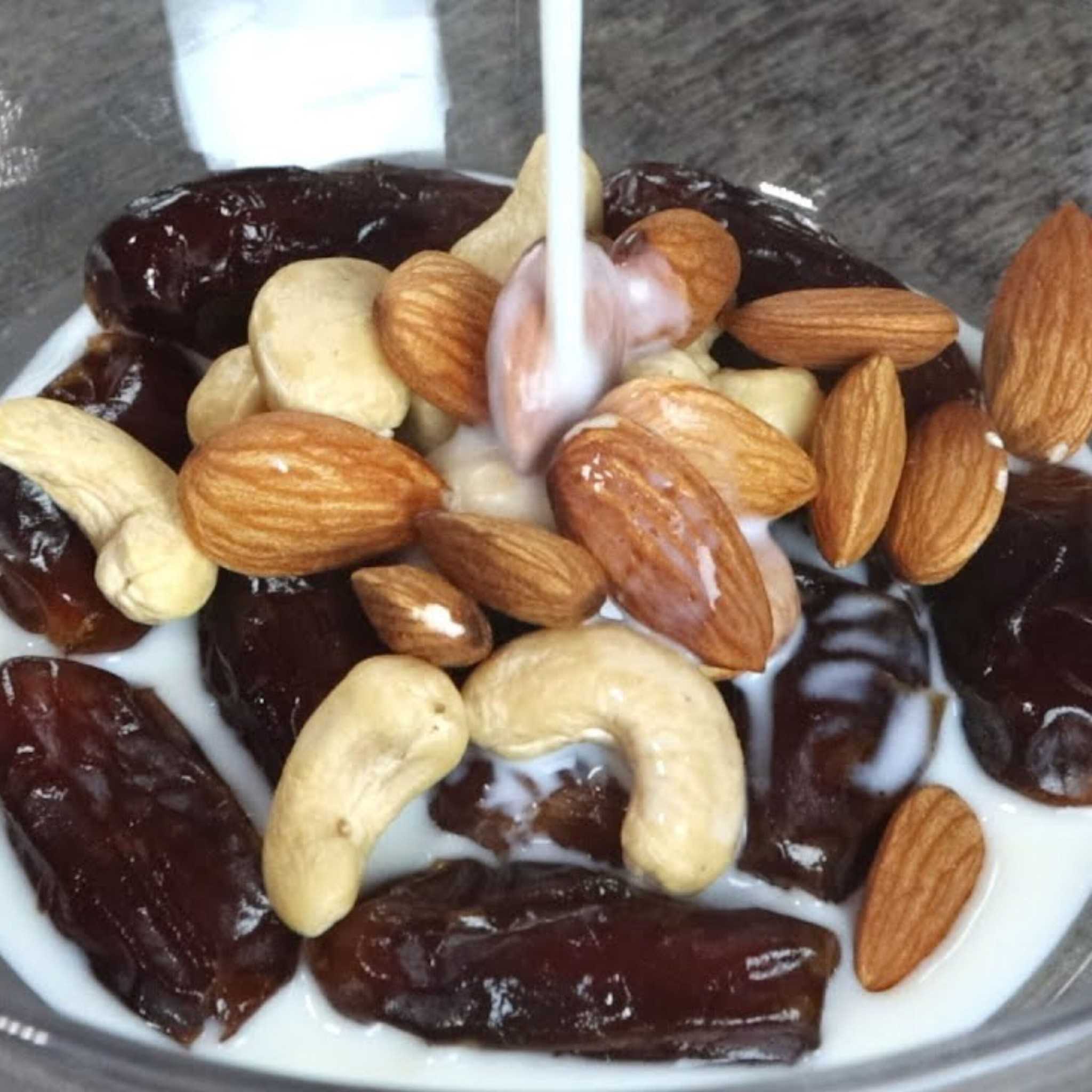 Add Milk to Dates and Nuts, and You’ll Be Surprised with the Result!