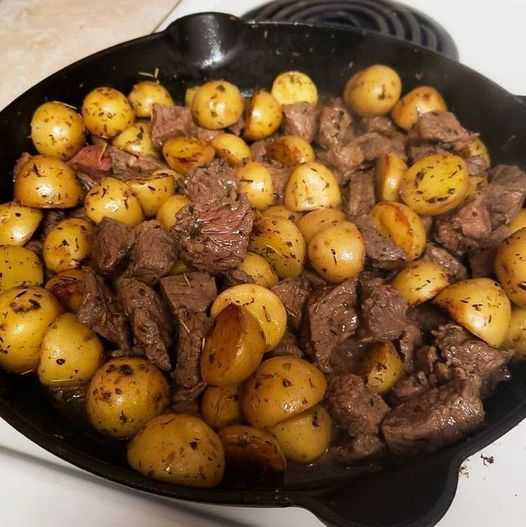 GARLIC HERB POTATOES AND STEAK SKILLET